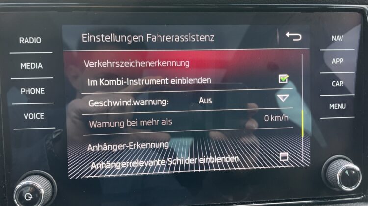 Karoq 2,0TDi DSG Sportline 4×4 Pano AHK Navi ACC