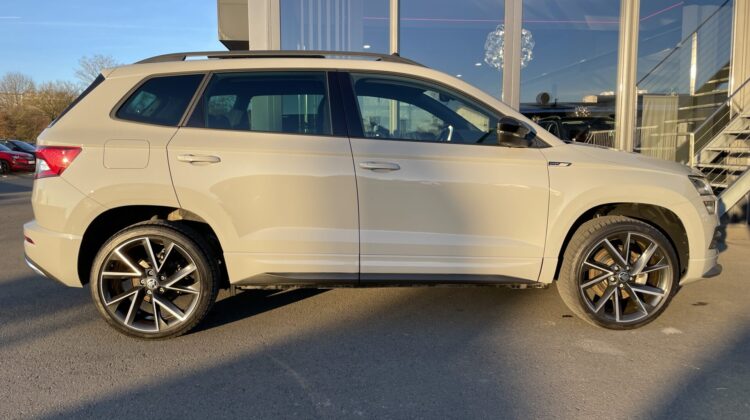 Karoq 1,5TSi DSG Sportline 19″Pano AHK Navi Key